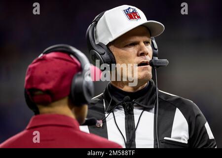 26 dicembre 2022: Recensioni ufficiali la chiamata durante la partita NFL tra gli Indianapolis Colts e Los Angeles Chargers a Indianapolis, Indiana. John Mersits/CSM. Foto Stock