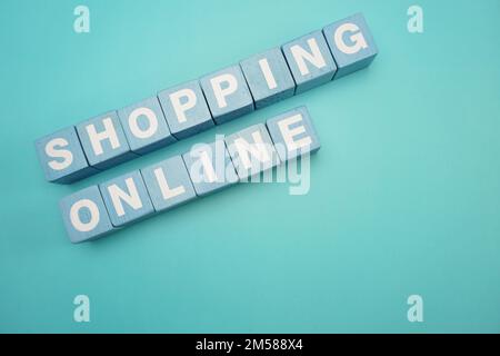 Shopping Online parola lettere alfabeto piatto giacono su sfondo blu Foto Stock