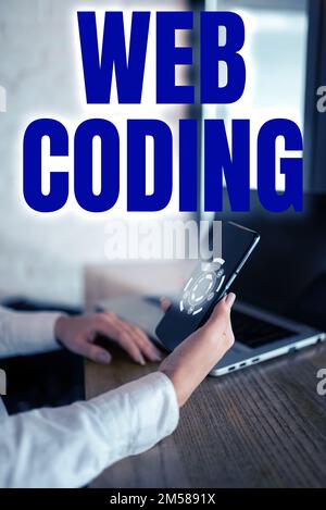 Didascalia di testo con codifica Web. Parola per lavoro coinvolto nello sviluppo di un sito web per Internet Foto Stock