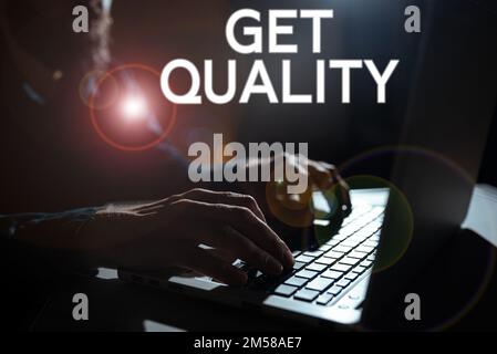 La scrittura del testo visualizzato ottiene qualità. Parola scritta su caratteristiche e caratteristiche del prodotto che soddisfano le esigenze Foto Stock