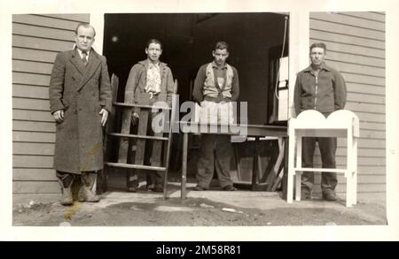 Progetti di Classe di Falegnameria. Questo articolo è una fotografia dei progetti che sono stati completati dalla Civilian Conservation Corps- Indian Division (CCC-ID) Carpinny Class a Wakapala, South Dakota. L'istruttore Henry Sather (a sinistra) con tre studenti iscritti stand con una libreria, tavolo da cucina, e un lavatoio. 1939-03-01T00:00:00. Regione delle pianure centrali (Kansas City, Missouri). Stampa fotografica. Dipartimento dell'interno. Ufficio degli affari indiani. Agenzia permanente della roccia. 9/17/1947-. Fotografie Foto Stock