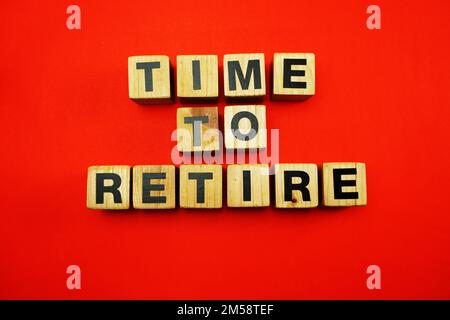 è il momento di ritirare la parola creata con lettere alfabetiche a cubetti su sfondo blu Foto Stock