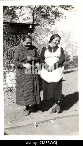 Sig.ra John Richards e Mary Lafferty. Didascalia originale: Varie (Sig.ra John Richards e Mary Lafferty). 1923 - 1955. Regione delle pianure centrali (Kansas City, Missouri). Stampa fotografica. Dipartimento dell'interno. Ufficio degli affari indiani. Agenzia Pine Ridge. 9/17/1947-. Fotografie Foto Stock