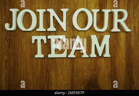 unisciti al nostro team composto da cubi di legno con lettere alfabetiche Foto Stock