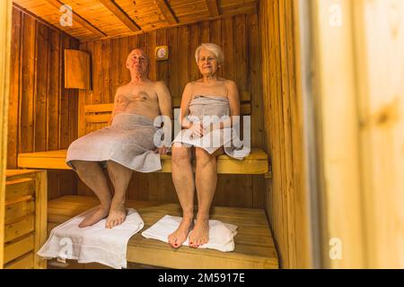 Le coppie anziane si rilassano nella sauna termale. Foto di alta qualità Foto Stock