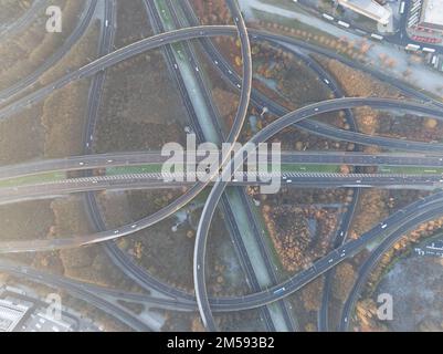 Rotatoria complessa all'incrocio. Simbolico per scelta, direzione, percorso. rond Point de Grand bigard vicino a Bruxelles. Belgio. E19. Drone aereo Foto Stock