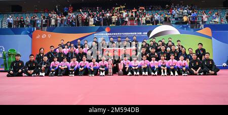 (221227) -- PECHINO, 27 dicembre 2022 (Xinhua) -- file photo taken on Oct 9, 2022 mostra i membri del Team China e il presidente della Chinese Table Tennis Association (CTTA) Liu Guoliang posa per le foto durante la cerimonia di premiazione dopo la partita finale delle squadre maschili alle finali dei Campionati mondiali di tennis da tavolo ITTF 2022 a Chengdu, nella provincia sudoccidentale del Sichuan. La Cina ha vinto tutte e otto le partite per conquistare il quinto titolo femminile consecutivo ai Campionati mondiali di tennis da tavolo ITTF 2022 che si sono tenuti a Chengdu, in Cina, dal 30 settembre al 9 ottobre. Nel frattempo, la squadra cinese ha spazzato Germa Foto Stock