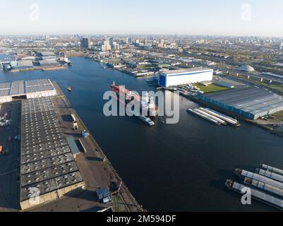 Amsterdam, 19th novembre 2022, Paesi Bassi. Porto di Amsterdam, grande nave petrolchimica da carico marittimo industriale che ferma per il rifornimento di carburante Foto Stock