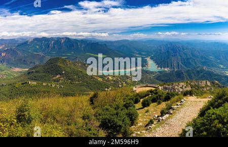 Grande vista panoramica del bacino di Baells e delle montagne di Catllaras e Picacel dal punto di vista di Figuerassa, Bergueda, Catalogna, Spagna Foto Stock