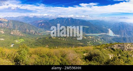 Grande vista panoramica del bacino di Baells e delle montagne di Catllaras e Picacel dal punto di vista di Figuerassa, Bergueda, Catalogna, Spagna Foto Stock