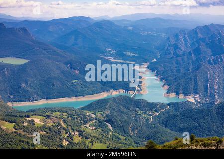 Vista panoramica del bacino idrico di Baells dal punto di osservazione Figuerassa, Bergueda, Catalogna, Spagna Foto Stock