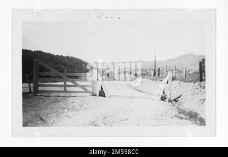 Didascalia originale: 'ECW Truck Trail. Mesa Grande.'. 1936 - 1942. Regione del Pacifico (Riverside, CA). Stampa fotografica. Dipartimento dell'interno. Ufficio degli affari indiani. Agenzia di missione. 11/15/1920-6/17/1946. Fotografie Foto Stock