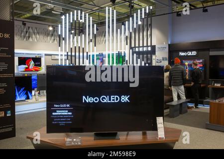 8K TV nel moderno negozio di elettronica. Samsung Neo QLED 8K in una vetrina Foto Stock
