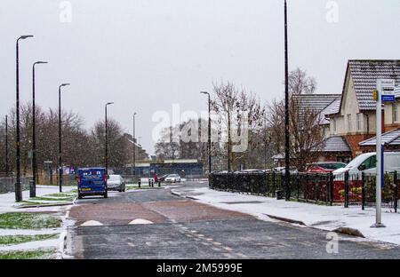 Dundee, Tayside, Scozia, Regno Unito. 27th Dec, 2022. UK Weather: Inverno a Dundee, con forte caduta di neve mattutina a causa di un calo di temperatura di 2°C. Residenti locali e automobilisti sono fuori e circa questa mattina, catturati nella neve inaspettata. Credit: Dundee Photographics/Alamy Live News Foto Stock