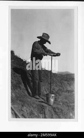 Didascalia originale: 'Mesa Grande. Sentiero per camion. Forando con trivella in granito decomposto morbido.'. 1936 - 1942. Regione del Pacifico (Riverside, CA). Stampa fotografica. Dipartimento dell'interno. Ufficio degli affari indiani. Agenzia di missione. 11/15/1920-6/17/1946. Fotografie Foto Stock