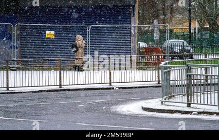 Dundee, Tayside, Scozia, Regno Unito. 27th Dec, 2022. UK Weather: Inverno a Dundee, con forte caduta di neve mattutina a causa di un calo di temperatura di 2°C. Residenti locali e automobilisti sono fuori e circa questa mattina, catturati nella neve inaspettata. Credit: Dundee Photographics/Alamy Live News Foto Stock
