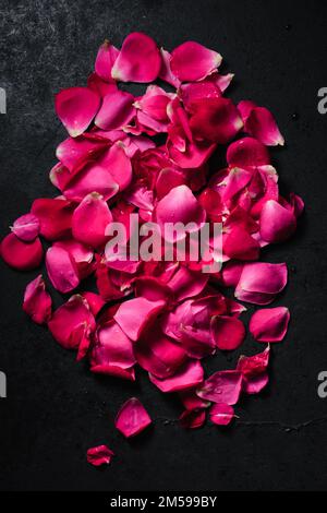 Petali di rosa rossa su sfondo nero. Foto Stock