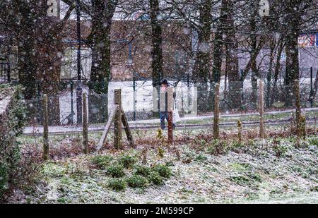 Dundee, Tayside, Scozia, Regno Unito. 27th Dec, 2022. UK Weather: Inverno a Dundee, con forte caduta di neve mattutina a causa di un calo di temperatura di 2°C. Residenti locali e automobilisti sono fuori e circa questa mattina, catturati nella neve inaspettata. Credit: Dundee Photographics/Alamy Live News Foto Stock