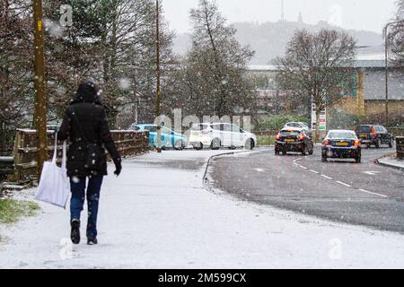 Dundee, Tayside, Scozia, Regno Unito. 27th Dec, 2022. UK Weather: Inverno a Dundee, con forte caduta di neve mattutina a causa di un calo di temperatura di 2°C. Residenti locali e automobilisti sono fuori e circa questa mattina, catturati nella neve inaspettata. Credit: Dundee Photographics/Alamy Live News Foto Stock