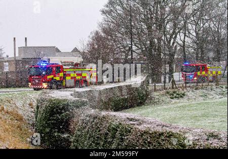 Dundee, Tayside, Scozia, Regno Unito. 27th Dec, 2022. UK Weather: Dundee sta vivendo l'inverno, con la neve mattutina che cade pesantemente a causa di un calo di temperatura di 2°C. A causa della nevicata inaspettata di questa mattina, i servizi di emergenza stanno rispondendo alle chiamate alle 999:00. Credit: Dundee Photographics/Alamy Live News Foto Stock