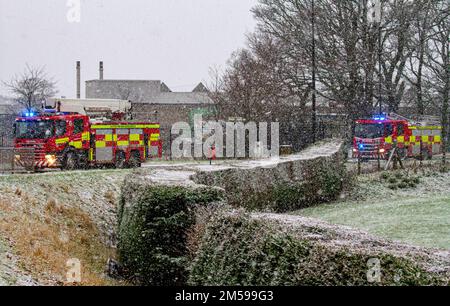 Dundee, Tayside, Scozia, Regno Unito. 27th Dec, 2022. UK Weather: Dundee sta vivendo l'inverno, con la neve mattutina che cade pesantemente a causa di un calo di temperatura di 2°C. A causa della nevicata inaspettata di questa mattina, i servizi di emergenza stanno rispondendo alle chiamate alle 999:00. Credit: Dundee Photographics/Alamy Live News Foto Stock