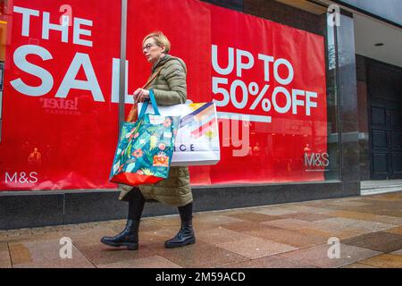 Vendite per il giorno di Santo Stefano a Preston, Lancashire. Dicembre 2022. Meteo Regno Unito. Inizia la giornata in un ambiente umido per la vendita di Marks and Spencer City Center a Fishergate Preston. Foto Stock