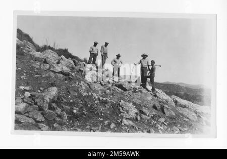 Didascalia originale: 'Mesa Grande. Truck Trail". 1936 - 1942. Regione del Pacifico (Riverside, CA). Stampa fotografica. Dipartimento dell'interno. Ufficio degli affari indiani. Agenzia di missione. 11/15/1920-6/17/1946. Fotografie Foto Stock