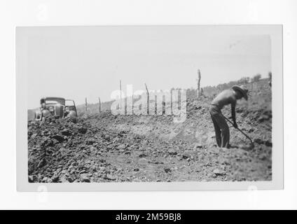 Didascalia originale: 'Mesa Grande. Truck Trail". 1936 - 1942. Regione del Pacifico (Riverside, CA). Stampa fotografica. Dipartimento dell'interno. Ufficio degli affari indiani. Agenzia di missione. 11/15/1920-6/17/1946. Fotografie Foto Stock