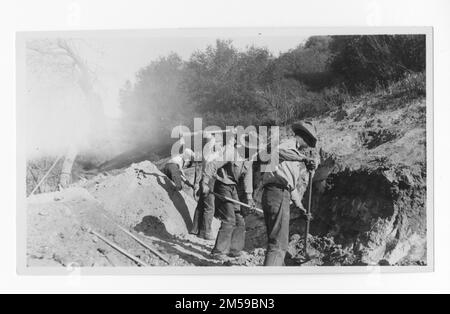 Didascalia originale: 'Mesa Grande. Truck Trail". 1936 - 1942. Regione del Pacifico (Riverside, CA). Stampa fotografica. Dipartimento dell'interno. Ufficio degli affari indiani. Agenzia di missione. 11/15/1920-6/17/1946. Fotografie Foto Stock