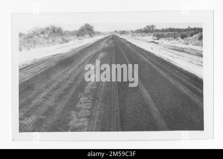 Didascalia originale: 'Torres-Martinez Res. - Strada lubrificata sta. 208 fino a sta. 229 '. 1936 - 1942. Regione del Pacifico (Riverside, CA). Stampa fotografica. Dipartimento dell'interno. Ufficio degli affari indiani. Agenzia di missione. 11/15/1920-6/17/1946. Fotografie Foto Stock