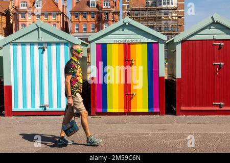 Inghilterra, East Sussex, Brighton, Brighton Pride Parade, Hove, Parade partecipante che passa di fronte al Hove Pride Hut *** Didascalia locale *** UK,Unite Foto Stock