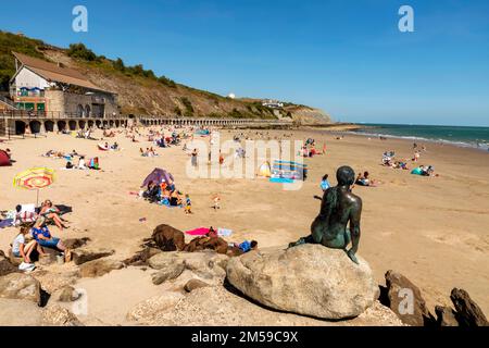 Inghilterra, Kent, Folkestone, Sunny Sands Beach, scultura di Georgina Baker intitolato 'la sirena di Folkestone' dall'artista Cornelia Parker *** Captio locale Foto Stock