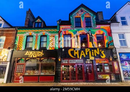 England, Dorset, Bournemouth, Boscombe, Chaplin's Wine Bar e Modern Times Restaurant Colourful Shop fronts on Christchurch Road *** Local Caption ** Foto Stock