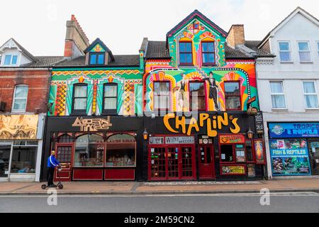 England, Dorset, Bournemouth, Boscombe, Chaplin's Wine Bar e Modern Times Restaurant Colourful Shop fronts on Christchurch Road *** Local Caption ** Foto Stock