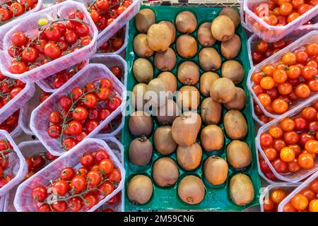 Inghilterra, Dorset, Christchurch, mercato di Christchurch, esposizione di Kiwifruit e pomodori *** Caption locale *** UK, Regno Unito, Gran Bretagna, Gran Bretagna, e Foto Stock