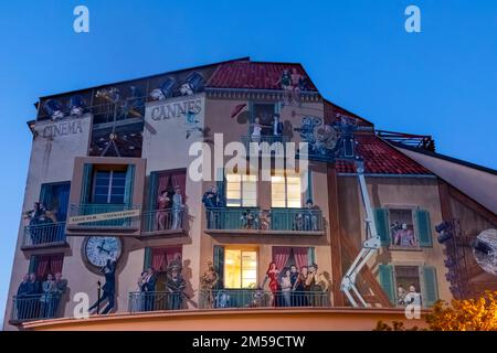 Francia, Costa Azzurra, Cote d'Azur, Cannes, le Suquet Area, Murale raffigurante scene di film famosi *** Didascalia locale *** Europa,Francia,Rivista francese Foto Stock