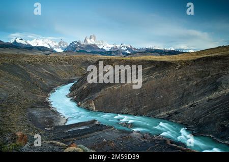 Cerro Torre und Fitz Roy mit dem Fluss Río de las Vueltas in Patagonien, Argentinien. Foto Stock