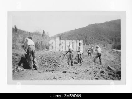 Didascalia originale: 'Mesa Grande. Truck Trail". 1936 - 1942. Regione del Pacifico (Riverside, CA). Stampa fotografica. Dipartimento dell'interno. Ufficio degli affari indiani. Agenzia di missione. 11/15/1920-6/17/1946. Fotografie Foto Stock