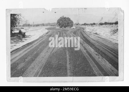 Didascalia originale: 'Torres-Martinez Res. - Strada lubrificata, con allineamento diviso in sta. 195 agosto 1936'. 1936 - 1942. Regione del Pacifico (Riverside, CA). Stampa fotografica. Dipartimento dell'interno. Ufficio degli affari indiani. Agenzia di missione. 11/15/1920-6/17/1946. Fotografie Foto Stock