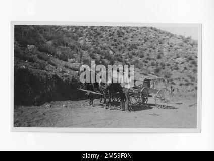 Didascalia originale: 'Mesa Grande. Truck Trail". 1936 - 1942. Regione del Pacifico (Riverside, CA). Stampa fotografica. Dipartimento dell'interno. Ufficio degli affari indiani. Agenzia di missione. 11/15/1920-6/17/1946. Fotografie Foto Stock