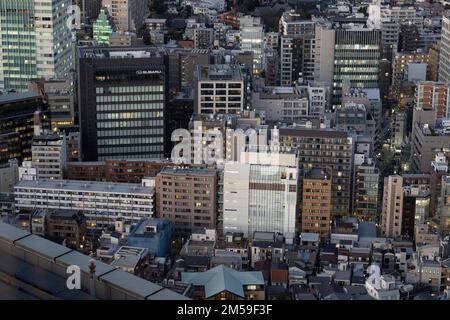 Tokyo, Giappone. 26th Dec, 2022. Viste dello skyline di nuovi progetti di alto grattacielo in sviluppo e di edifici commerciali e residenziali nel quartiere Shibuya-ku di Tokyo con la sede centrale mondiale di Subaru, produttrice di automobili, in primo piano. Tokyo è una delle metropoli più popolose del mondo. Il Giappone ha recentemente riaperto al turismo dopo oltre due anni di divieti di viaggio a causa della pandemia COVID-19. Lo Yen si è notevolmente deprezzato nei confronti del dollaro USA, creando turbolenze economiche per il commercio internazionale e l'economia giapponese. Anche il Giappone ora sta vivendo un conteggio quotidiano di oltre 1 Foto Stock