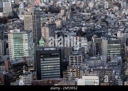 Tokyo, Giappone. 26th Dec, 2022. Viste dello skyline di nuovi progetti di alto grattacielo in sviluppo e di edifici commerciali e residenziali nel quartiere Shibuya-ku di Tokyo con la sede centrale mondiale di Subaru, produttrice di automobili, in primo piano. Tokyo è una delle metropoli più popolose del mondo. Il Giappone ha recentemente riaperto al turismo dopo oltre due anni di divieti di viaggio a causa della pandemia COVID-19. Lo Yen si è notevolmente deprezzato nei confronti del dollaro USA, creando turbolenze economiche per il commercio internazionale e l'economia giapponese. Anche il Giappone ora sta vivendo un conteggio quotidiano di oltre 1 Foto Stock