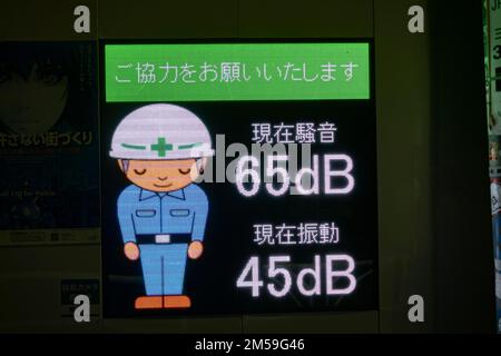 Tokyo, Giappone. 26th Dec, 2022. Cantiere edile di Tokyo con un misuratore di rumore automatico che mostra il livello massimo di rumore dB decibel registrato. Tali monitoraggi sono necessari in tutti i principali cantieri per garantire la conformità alle procedure di riduzione del rumore e notificheranno alle autorità ispettive competenti un rischio per la sicurezza se il livello consentito viene superato.il Giappone ha recentemente riaperto il turismo dopo oltre due anni di divieti di viaggio a causa della pandemia COVID-19. Lo Yen si è notevolmente deprezzato nei confronti del dollaro USA, creando turbolenze economiche per il commercio internazionale e l'economia giapponese. Foto Stock