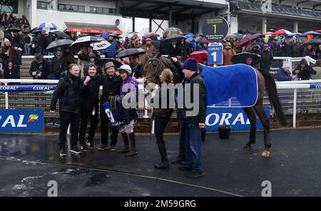 Fugitif e jockey Gavin Sheehan nel recinto dei vincitori dopo aver vinto il Coral avvicinati all'Action handicap Chase durante il Coral Welsh Grand National Day all'ippodromo di Chepstow, Monmouthshire. Data immagine: Martedì 27 dicembre 2022. Foto Stock