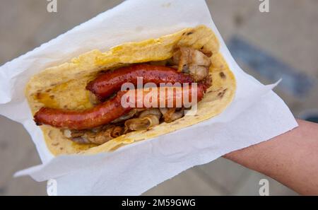 Talo, una tortilla basca di mais ripiena di Txistorra, il cibo più tipico della Fiera di Santo Tomas, il giorno di San Tommaso. Paesi baschi. Foto Stock