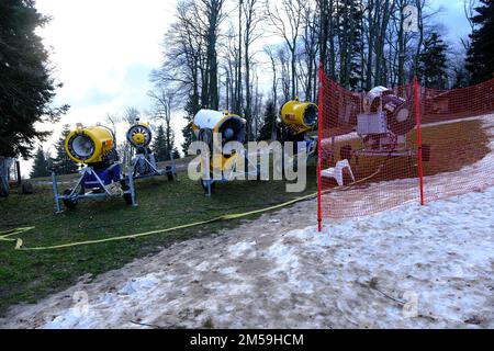 La Federazione Internazionale dello Sci (FIS) dopo aver ispezionato la pista sciistica di Sljemen ha dato il via libera per tenere lo slalom femminile il 4th gennaio e il 5th a Zagabria, in Croazia, il 27 dicembre 2022. Foto: Slaven Branislav Babic/PIXSELL Foto Stock