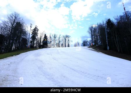 La Federazione Internazionale dello Sci (FIS) dopo aver ispezionato la pista sciistica di Sljemen ha dato il via libera per tenere lo slalom femminile il 4th gennaio e il 5th a Zagabria, in Croazia, il 27 dicembre 2022. Foto: Slaven Branislav Babic/PIXSELL Foto Stock