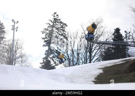 La Federazione Internazionale dello Sci (FIS) dopo aver ispezionato la pista sciistica di Sljemen ha dato il via libera per tenere lo slalom femminile il 4th gennaio e il 5th a Zagabria, in Croazia, il 27 dicembre 2022. Foto: Slaven Branislav Babic/PIXSELL Foto Stock