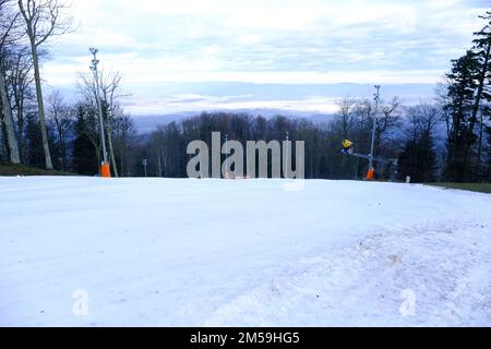 La Federazione Internazionale dello Sci (FIS) dopo aver ispezionato la pista sciistica di Sljemen ha dato il via libera per tenere lo slalom femminile il 4th gennaio e il 5th a Zagabria, in Croazia, il 27 dicembre 2022. Foto: Slaven Branislav Babic/PIXSELL Foto Stock