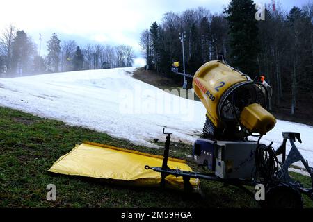 La Federazione Internazionale dello Sci (FIS) dopo aver ispezionato la pista sciistica di Sljemen ha dato il via libera per tenere lo slalom femminile il 4th gennaio e il 5th a Zagabria, in Croazia, il 27 dicembre 2022. Foto: Slaven Branislav Babic/PIXSELL Foto Stock